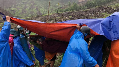 Da Nang: Hammocks carried three patients across landslides to the emergency room