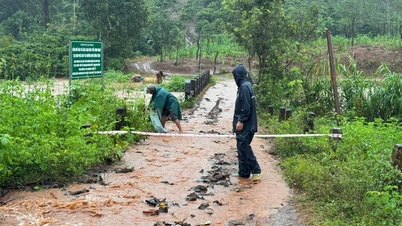 エア・ヒアオ・コミューン：豪雨により洪水が発生し、住宅地の橋2本が流された