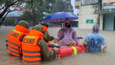 ホアティン村の警察は洪水を越え、妊婦を無事に医療ステーションに搬送した。