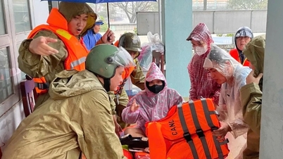 ฝ่าน้ำท่วมนำหญิงมีครรภ์ถึงสถานีพยาบาลอย่างปลอดภัย