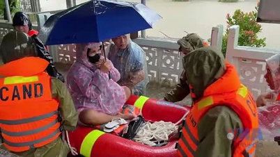 A polícia de Dak Lak atravessou a área alagada para levar a gestante em segurança ao posto de saúde.