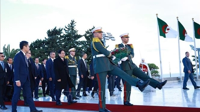 El Primer Ministro deposita flores en el Monumento a los Mártires Argelinos
