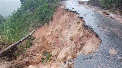 Quang Ngai: Un deslizamiento de tierra sepulta la carretera Truong Son Dong