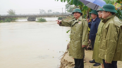 Thứ trưởng Bộ Nông nghiệp và Môi trường Võ Văn Hưng kiểm tra, chỉ đạo công tác khắc phục hậu quả mưa lũ tại Huế
