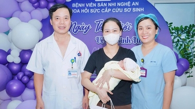 Дівчинку вагою 500 г виписали після 135 днів лікування в лікарні акушерства та педіатрії Нге Ан