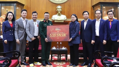 „I! Vietnamese“ předává 5,3 miliardy dongů na podporu lidí v oblastech postižených záplavami