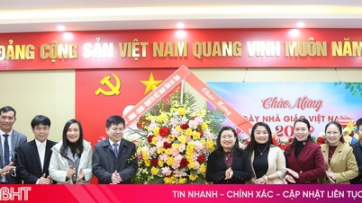 A tartományi vezetők gratulálnak az iskoláknak a november 20-i vietnami tanárnap alkalmából