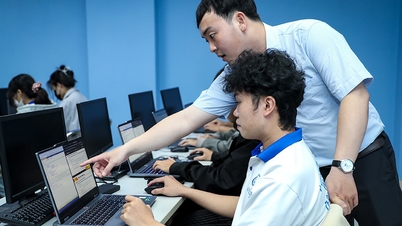 কৃত্রিম বুদ্ধিমত্তার সাথে জ্ঞানের প্রতিযোগিতা করার জন্য প্রভাষকরা কী করেন?