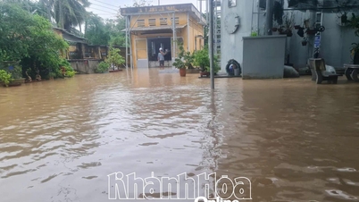 Městská akciová společnost Ninh Hoa dočasně zastavila dodávky čisté vody do mnoha vesnic kvůli dopadům povodní.