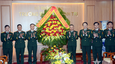 Le lieutenant-général Le Quang Minh félicite l'École des officiers politiques à l'occasion de la Journée des enseignants vietnamiens