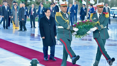 Premiärminister Pham Minh Chinh lade ner en krans till minne av de algeriska martyrerna.