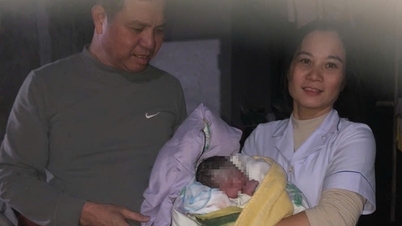 医療スタッフは寒くて雨の降る夜に耐え、妊婦が安全に出産できるよう手助けした。