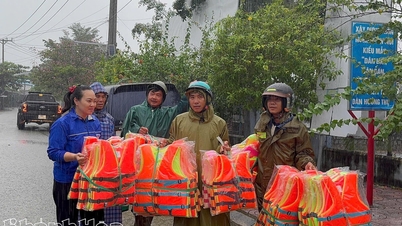 Spende von Rettungswesten an überschwemmte Gebiete im Dorf Phuoc Thien, Gemeinde Phuoc Hau