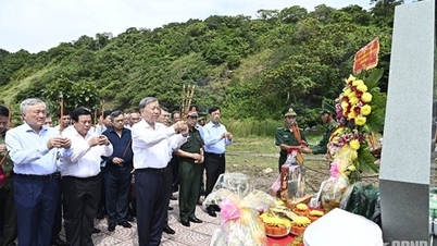 Generalsekretär To Lam opfert Weihrauch zum Gedenken an die heldenhaften Märtyrer des Hon-Khoai-Aufstands.