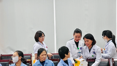 اهدای هدایای تشویقی و قدردانی به معلمی که تحت درمان سرطان است