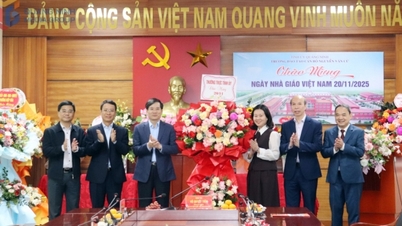 El vicesecretario del Comité Provincial del Partido, Vu Quyet Tien, felicitó a la Escuela de Formación de Cuadros Nguyen Van Cu por el Día del Maestro Vietnamita.