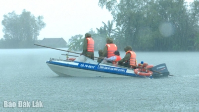Η κοινότητα Χόα Μάι εκκένωσε αμέσως σχεδόν 1.000 νοικοκυριά σε περιοχές με χαμηλό υψόμετρο σε ασφαλές μέρος.