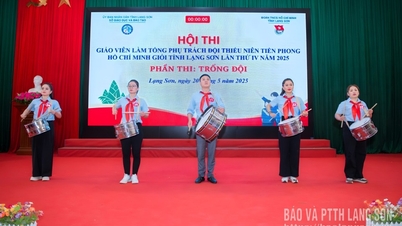 Δάσκαλοι που φορούν κόκκινα κασκόλ κρατούν ζωντανή τη φλόγα του έργου των Νέων Πρωτοπόρων