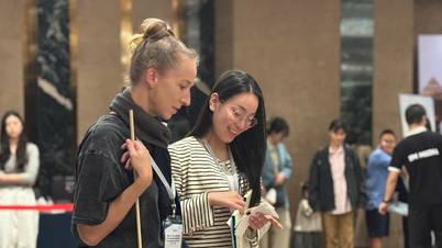 Mengagumi warna-warni bakat Vietnam sebelum perjalanan ke Louvre