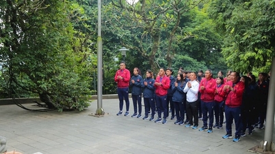 Tim putri Vietnam mempersembahkan dupa di Kuil Hung Kings