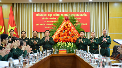 Генерал Нгуен Чонг Нгиа посещает и работает в Академии политики