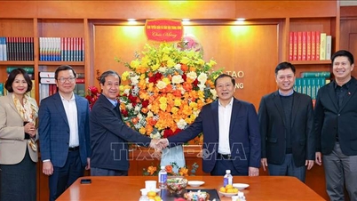 De Centrale Commissie voor Propaganda en Massamobilisatie feliciteert het Ministerie van Onderwijs en Opleiding.