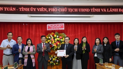 Руководство Народного комитета провинции Ламдонг поздравляет учебные заведения с Днём учителя Вьетнама 20 ноября.