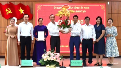 Заместитель секретаря провинциального комитета партии, председатель провинциального Народного совета Нгуен Мань Хунг посетил и поздравил вьетнамских учителей с Днем учителя.