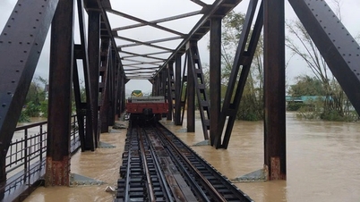Gia Lai: Nước lũ dâng cao, đường sắt điều toa xe chở tà vẹt trấn chặn 2 cầu