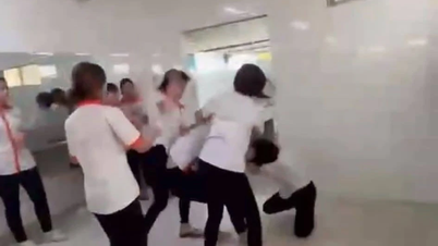 Una estudiante universitaria de Ciudad Ho Chi Minh fue golpeada por una pandilla en el baño.