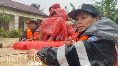 Police officers selflessly save people in floods