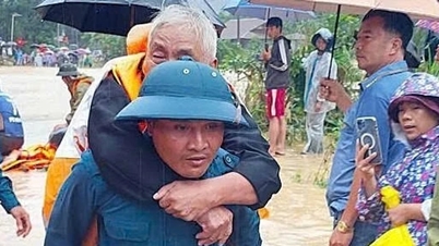 Meleg katonai-civil kapcsolat az "árvízi központban" Yang Mao