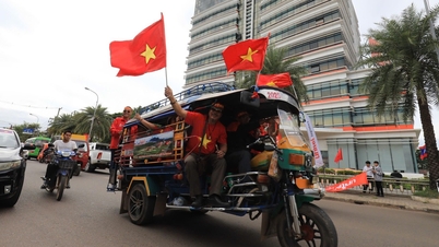 베트남 관객들은 최고의 공연을 기다리며 라오 국립 경기장을 붉게 물들였다.