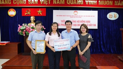 Ho Chi Minh City University of Social Sciences and Humanities donerar 140 miljoner VND för att stödja lärare i översvämningsdrabbade områden