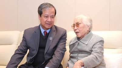 মন্ত্রী নগুয়েন কিম সন ২০ নভেম্বর প্রাক্তন শিক্ষা ও প্রশিক্ষণ মন্ত্রী নগুয়েন থি বিনের সাথে দেখা করেন।