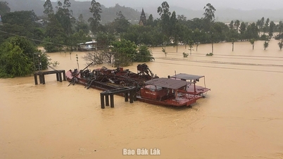 Una draga de arena suelta su ancla y deriva libremente por el río, poniendo en peligro el puente de Giang Son.