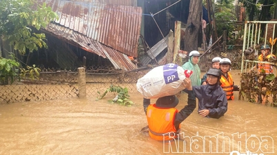 Los barrios de Phan Rang y Bao An evacuan a la gente de las zonas inundadas.