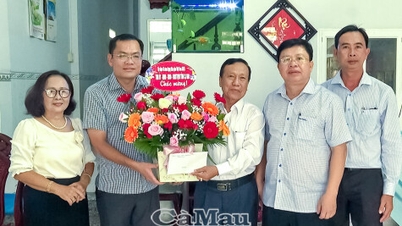 Phó Chủ tịch UBND tỉnh Ngô Vũ Thăng thăm và chúc mừng PGS.TS Đào Hoàng Nam