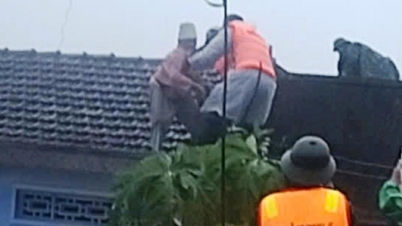 Soldații salvează oameni „prinși” în apele inundațiilor noaptea în Dak Lak și Gia Lai