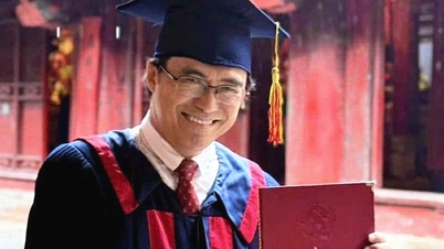 MC 'Rồng vàng' nhận bằng Tiến sĩ