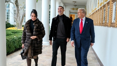 Ronaldo skrattar medan han går med president Donald Trump