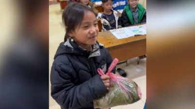 Ngày 20/11, học trò tặng bó rau, củ khoai khiến thầy giáo rơi nước mắt