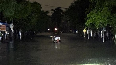 রাতে ভারী বৃষ্টিপাত এবং বন্যার কারণে ডাক লাকের ভাটির এলাকার বাড়িঘর এবং রাস্তাঘাট গভীরভাবে প্লাবিত হয়েছিল।