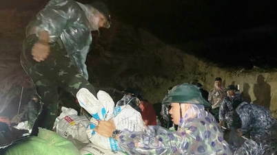Lực lượng vũ trang hỗ trợ người dân vùng lũ tại nhiều địa phương
