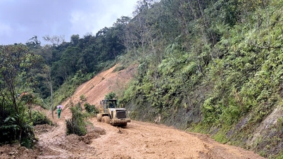 ভূমিধসের কারণে অনেক রুটে যানজট দেখা দেয়
