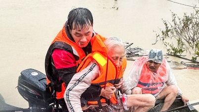 Az eső eláll, az árvíz lassan apad, Gia Lai evakuálási területeken tartja az embereket, mert attól tartanak, hogy az árvíz újra felerősödik.