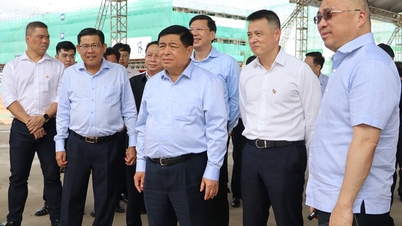 ທ່ານ​ຮອງ​ນາ​ຍົກ​ລັດ​ຖະ​ມົນ​ຕີ ຫງວຽນ​ຊວນ​ຟຸກ ໄດ້​ລົງ​ກວດ​ກາ​ບັນ​ດາ​ໂຄງ​ການ​ຮັບ​ໃຊ້​ກອງ​ປະ​ຊຸມ​ສຸດຍອດ APEC ປີ 2027 ຢູ່ ຝູ​ກວກ.