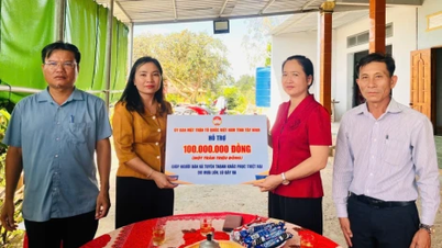 तुयेन थान कम्यून में बारिश और बाढ़ से प्रभावित परिवारों से मिलें और उनकी सहायता करें