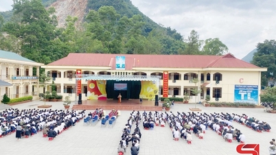 Fénypont a középiskola épületében