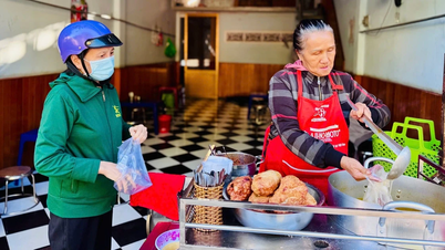 노점상들은 산간 마을의 필수적인 부분입니다.
